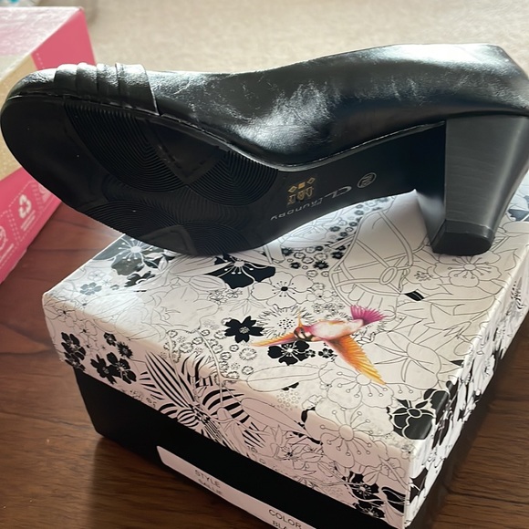 Cl by Laundry.  Sallie Smooth black pumps size 39 (8.5). Like new with box - Picture 4 of 8